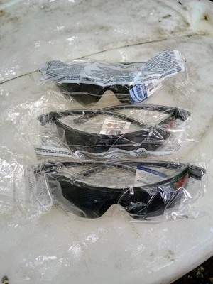 3双网关灯 19GY83 灰色镜片安全眼镜 Z87+ CSA Z94.3 — 第 1/4 张图片