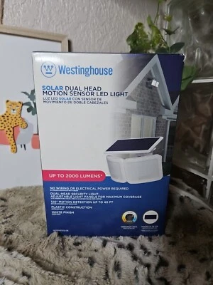Westinghouse 2000 lúmenes LED doble cabezal luz de seguridad alimentada por energía solar monitor para el hogar Foto 1 de 4