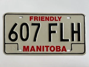 Targa Manitoba 1983 come nuova/nuova vecchio stock slogan "AMICHEVOLE" 40+ anni - Foto 1 di 1