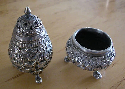 UN PRECIOSO SALERO Y PIMENTERO GRABADO PLATA MACIZA Foto 1 de 2
