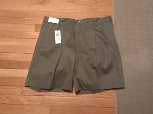 IZOD Club Shorts Mens Pleated Front 100% Cotton Barley Size 42 NWD - Picture 1 of 9