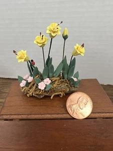 Vintage handgemachtes Blumengesteck gelbe Narzissen rosa Blumen 1:12 - Bild 1 von 5