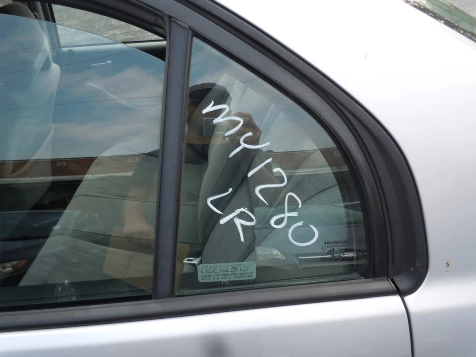 Оригинальное стекло вентиляционное стекло для задней двери седана Honda Civic 2001-2005 годов выпуска слева от водителя - Изображение 1 из 1