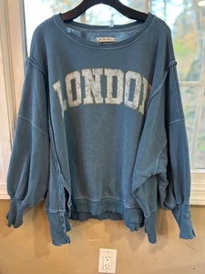 Free People We the Free grafisches Camden-Sweatshirt mittelblau London gebraucht, in einwandfreiem Zustand - Bild 1 von 12