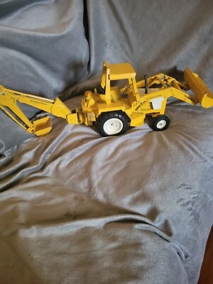 RARE! HTF Toy Ertl International 4600 Tractor Front End Loader Back Hoe yellow - Image 1 of 4
