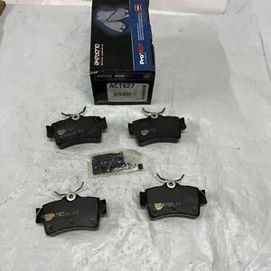 Akebono ACT627 Brake Pad Set Ceramic Premium Fits: 1994-2004 Mustang rear OEM - Imagen 1 de 10