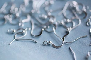 40 Stck. Silber Messing Ohrhaken 15 mm 1-3 Tage Versand - Bild 1 von 1