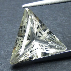 9.10Cts Sparkling Unheated White Topaz  14.4mm Trillion Cut Gemstone Ref-VIDEO - Picture 1 of 5