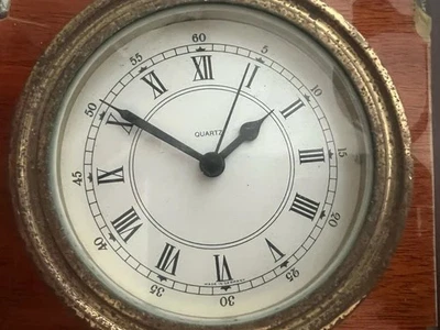 🔴 Orologio parete muro barca metallo base legno nautico oblò al quarzo vintage - Immagine 1 di 4