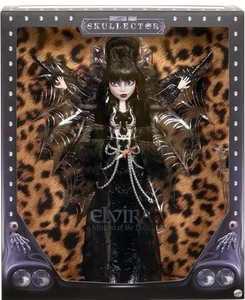 VORVERKAUF Monster High Puppe Elvira Mistress of The Dark Sammlerstück in schwarz Faux - Bild 1 von 6