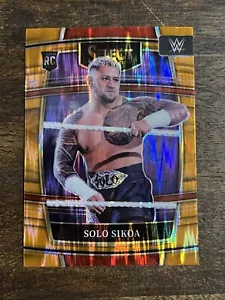 2022 Panini Select WWE Solo Sikoa Orange Flash Prizms RC Concourse #58 - Foto 1 di 2