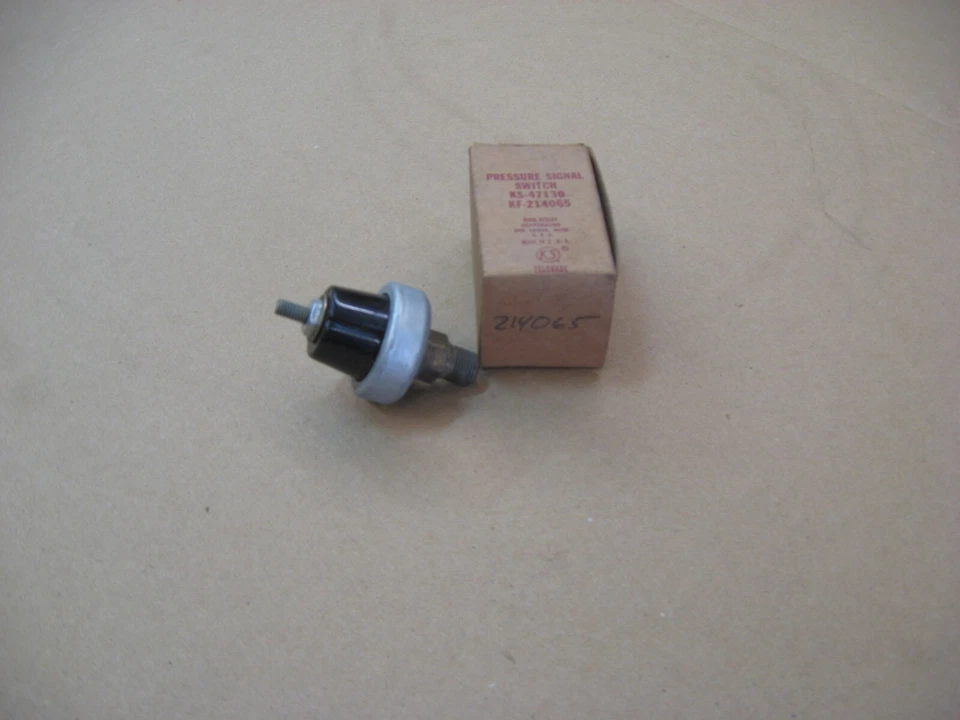 Unidad de envío de presión de aceite Kaiser 1954-55 nueva de stock Foto 1 de 1