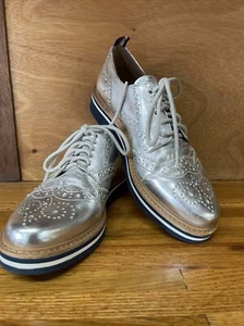 Tommy Hilfiger Silver faux leather Wingtip Oxford Shoes Womens Size 7 M - Picture 1 of 10