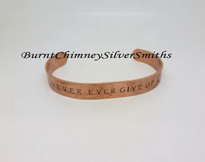 NEVER EVER GIVE UP - Pulsera de cobre antigua estampada a mano, aluminio, latón o aluminio - Imagen 1 de 12