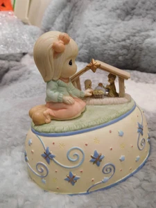 Precious Moments Mädchen bewundernde Krippe ~ Spieluhr spielt "Weg in einer Krippe" EUC - Bild 1 von 8