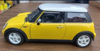 *COMO NUEVO* Mini Cooper diecast vintage escala 1:18 hecho por Bburago Co. Amarillo brillante Foto 1 de 4