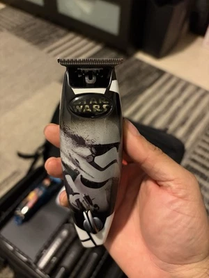 Recortadora de iones de litio inalámbrica Andis Professional T-Outliner Foto 1 de 4