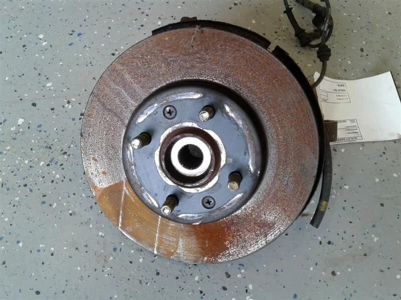 Conjunto de nudillos husillo lateral derecho pasajero delantero Kia Rio 2012-2017 usado. Foto 1 de 1