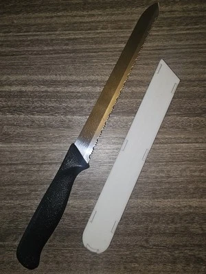 Cuchillo de pan dentado Pampered Chef de 9" de acero inoxidable con escudo cuchillo retirado Foto 1 de 4