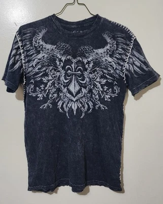 Camiseta Y2K Affliction Live Fast Gris Flor De Lis Alas Cruzadas y Águila L 22x29" Foto 1 de 3