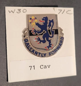 Pin de escudo del 71º Regimiento de Armadura de Estados Unidos, (adelantemente) excelente estado - Imagen 1 de 2
