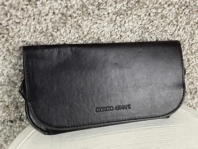 Estuche para gafas de sol Giorgio Armani Frames Of Life de cuero forrado suave negro Foto 1 de 4