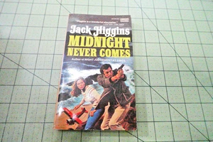 MIDNIGHT NEVER COMES BY JACK HIGGINS 1975 VINTAGE FAWCETT ACTION ADVENTURE PB - Picture 1 of 3