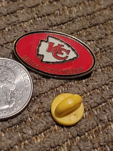 Portaboletos de Temporada Kansas City Chiefs Solapa Pin Logo Punta de Flecha - Imagen 1 de 5