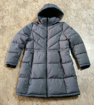 Abrigo acolchado con capucha gris forrado DKNY para mujer talla grande Foto 1 de 4