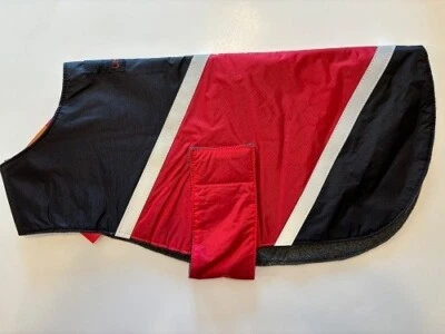 Abrigo Ultra Paws Doble Capa, Pequeño 12" (Cuello a Cola) Rojo/Negro Foto 1 de 3