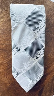 Corbata de seda brocada hecha a mano Steven Land patrón geométrico blanco y negro Foto 1 de 4