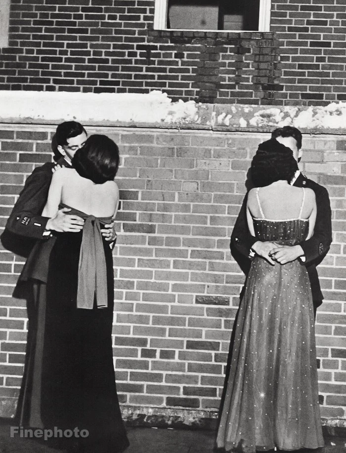 Gravura foto beijo romance 1935/66 ALFRED EISENSTAEDT Missouri STEPHENS COLLEGE - Imagem 1 de 1