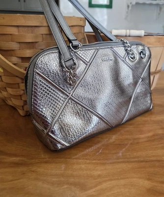 Hermosa Cartera Calvin Klein Plateada Metálica Bolso Tamaño Mediano Falta el Dije Foto 1 de 4