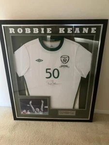 SIGNED AND FRAMES REPUBLIC OF IRELAND SHIRT ROBBIE KEANE 50+51 GOALS 2011 - Picture 1 of 4