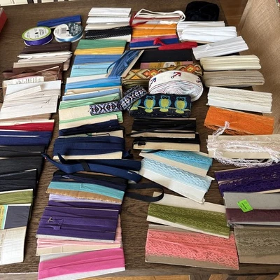 ENORME LOTE VINTAGE Bordado, Cinta NOCIONES DE COSTURA 70 PAQUETES PARCIALES Foto 1 de 4