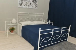 Letto in ferro battuto matrimoniale Marianne bianco decorato argento - Foto 1 di 3