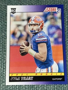Tarjeta de novato Panini Score 2021 Kyle Trask Buccaneers Throwback #TB10 🔥 - Imagen 1 de 2