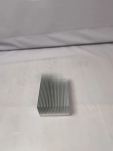 Disipador de calor pequeño de aluminio - 185 X 122 X 75 2 Kg aprox - Imagen 1 de 4