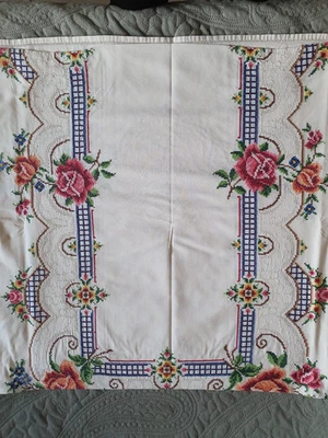 Nappe Brodée main Point de croix et 12 serviettes assorties. - Photo 1/4