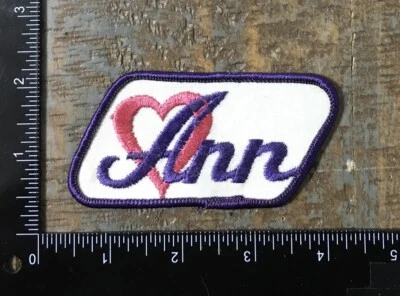 Parche cosido vintage ANN etiqueta con nombre de fantasía corazón cursivo bordado años 70 Foto 1 de 2