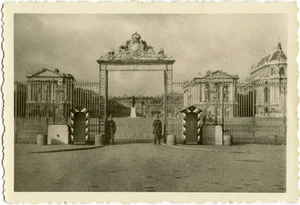 FOTO DE SOLDADOS ALEMANES DE LA SEGUNDA GUERRA MUNDIAL VIGILANDO LA PUERTA DEL PALACIO DE VERSAILLES, FRANCIA DÉCADA 1940 - Imagen 1 de 2