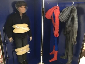 Tonner SPIDERMAN MARVEL SET Peter Parker 16"" Puppenfigur + 2 ANZÜGE + FAO KOFFERRAUM - Bild 1 von 23