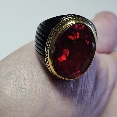 Anillo de diamantes de imitación ovalados facetados rojos tono negro y dorado talla 7,5 Foto 1 de 4