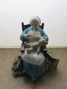 Royal Doulton Porzellanfigur KINDERMÄDCHEN H.N.2221 ENGLAND Oma Teddybär - Bild 1 von 3