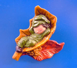 Broche Hallmark PIN Acción de Gracias Vintage PIXIE Baby ELF Sleeping LEAF 1978 - Imagen 1 de 2