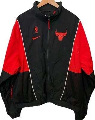 Chaqueta cortavientos de colección Nike NBA Chicago Bulls retro con cremallera junto a la cancha para hombre pequeña Foto 1 de 4
