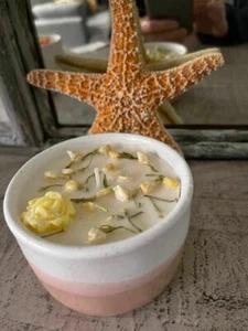 Flock of Scents Too Pretty to Burn 8oz Soy Blend Floral Candle Strudel & Spice - Picture 1 of 1