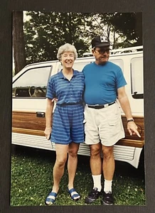 FOTO DE COLECCIÓN ENCONTRADA Hombre y mujer frente a feo panel de madera mini furgoneta - Imagen 1 de 3