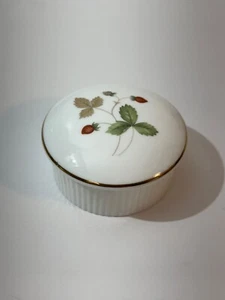Wedgwood Wild Strawberry 2-7/8" round ribbed trinket or ring box & lid. England - Picture 1 of 9