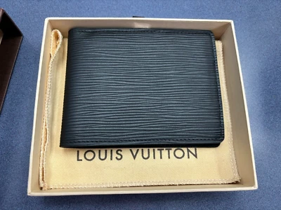 MINT Louis Vuitton Portefeuille Multiple Bifold Wallet Epi Leather Noir M60662 - Image 1 of 4